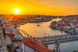 <span style="color: #800020">Tour Privado Porto: História e Caves (8h)</span>